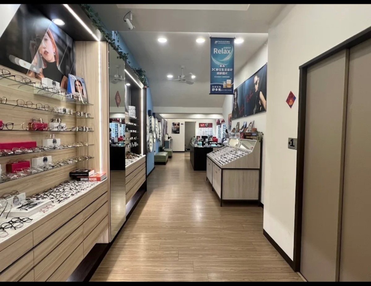 晶美眼鏡豐原店 · 雷朋專賣店 店家照片